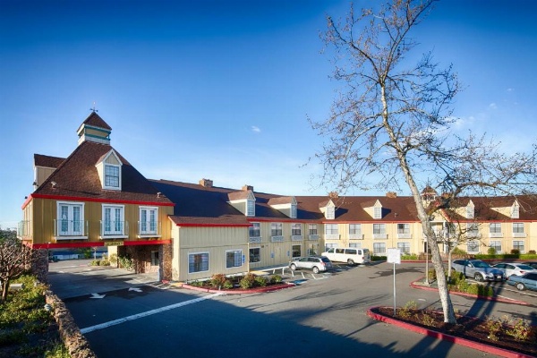 Red Lion Inn & Suites Auburn image 12