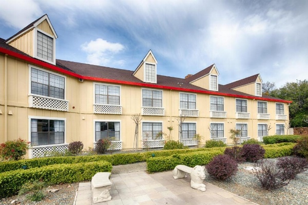 Red Lion Inn & Suites Auburn image 19